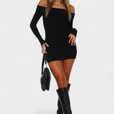 Carolina - Vestido Intemporal com Ombros à Mostra