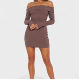 Carolina - Vestido Intemporal com Ombros à Mostra