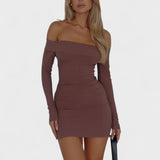 Carolina - Vestido Intemporal com Ombros à Mostra