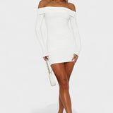 Carolina - Vestido Intemporal com Ombros à Mostra