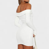 Carolina - Vestido Intemporal com Ombros à Mostra